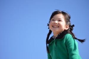 子どもと青空